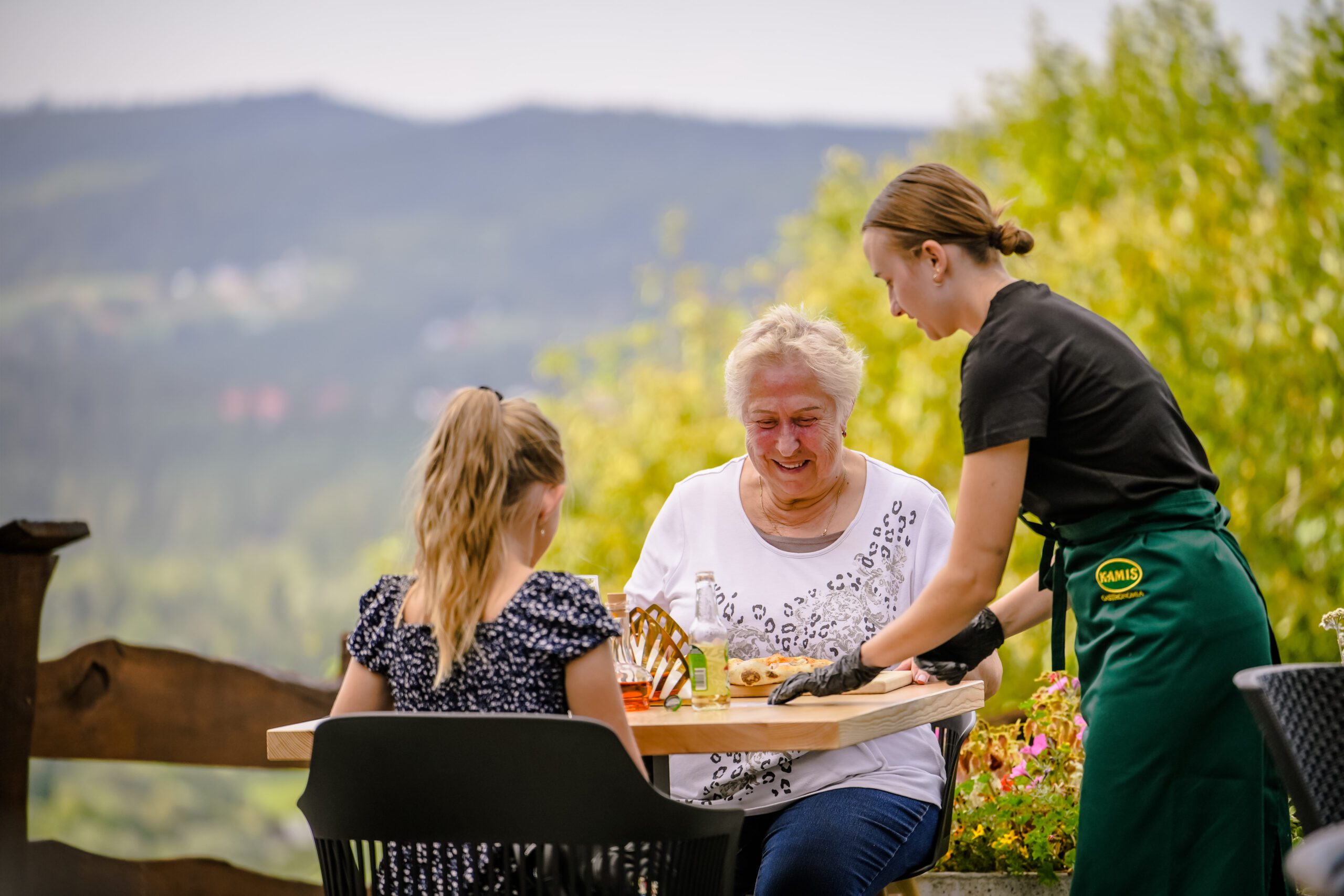 Prawdziwa pizza neapolitańska serwowana przez mobilną pizzerię Pizzaiolo