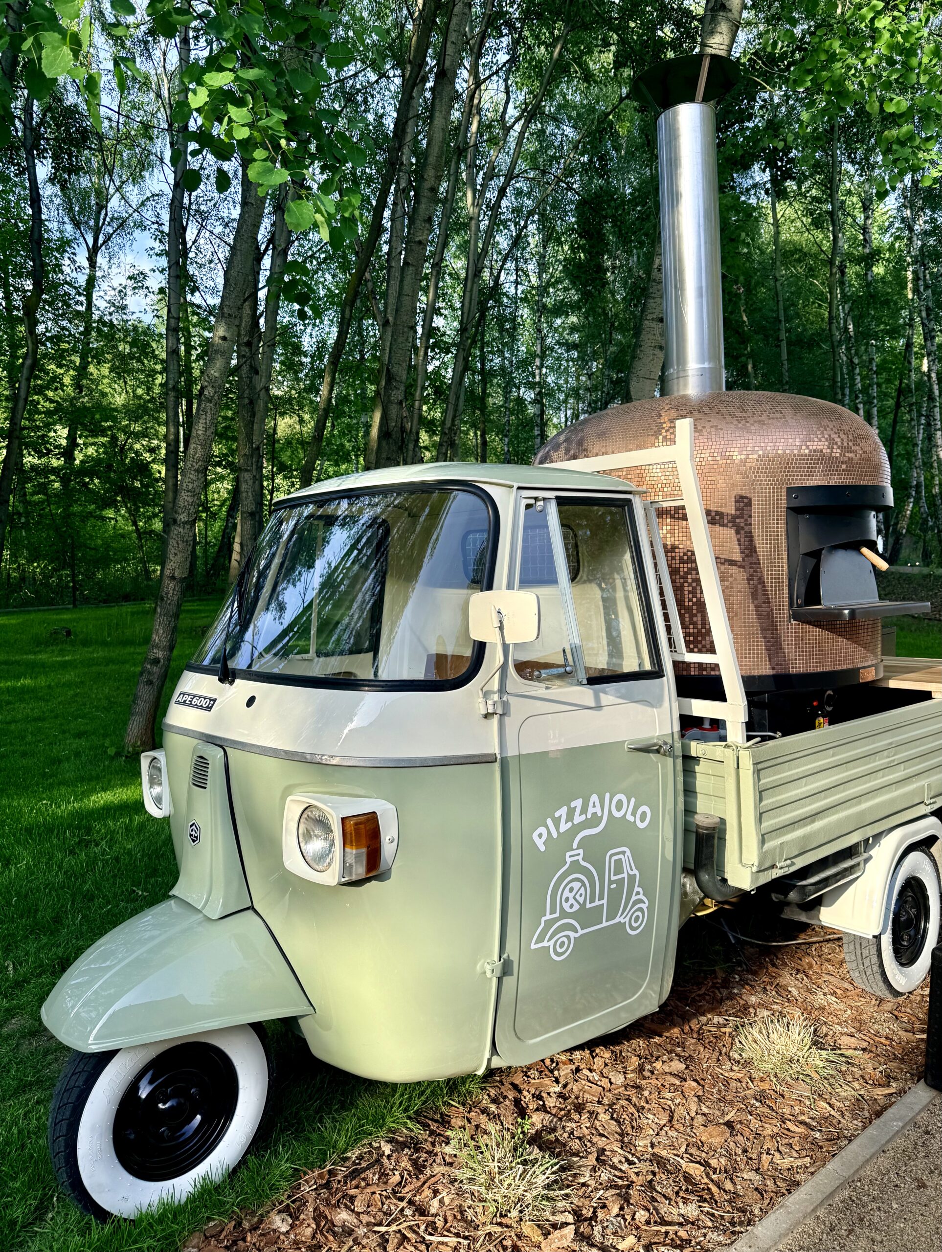 Piaggio Ape MP600 po renowacji gotowe na event z pizzą neapolitańską