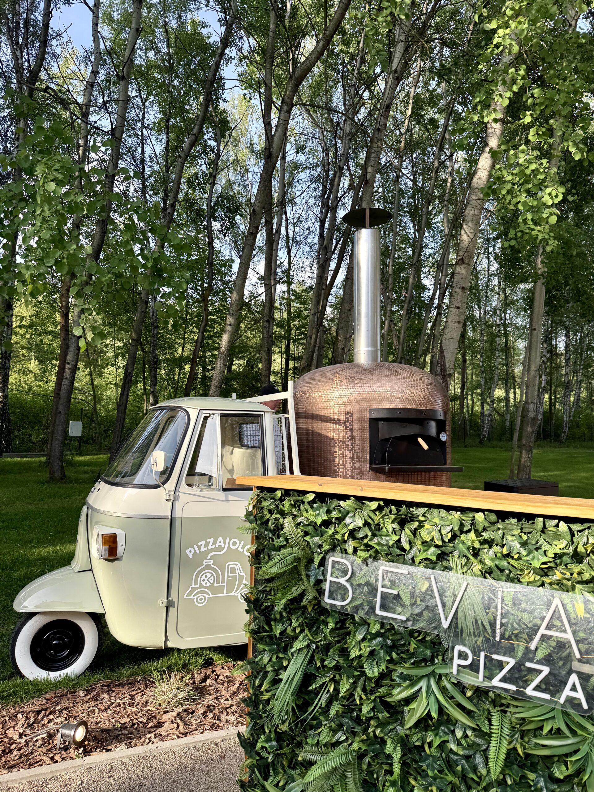 Mobilna pizzeria Pizzaiolo z włoskim charakterem i klasycznym Piaggio Ape