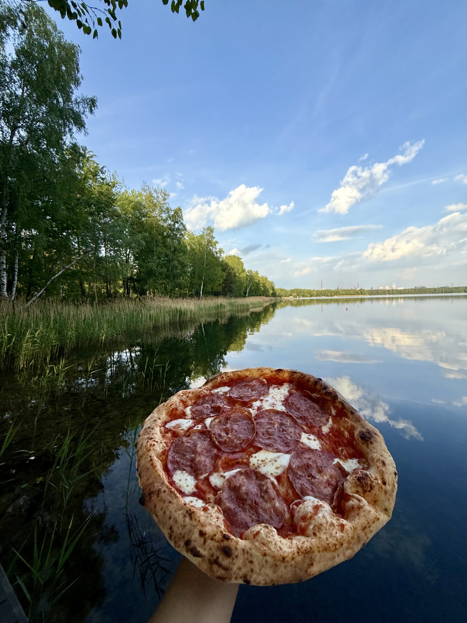Pizzaiolo Piaggio Ape podczas sesji zdjęciowej mobilnej pizzerii