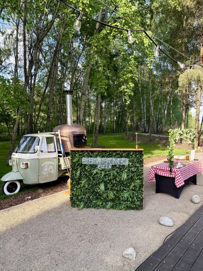 Piaggio Ape Pizzaiolo z włoską oprawą mobilnej pizzerii na eventy