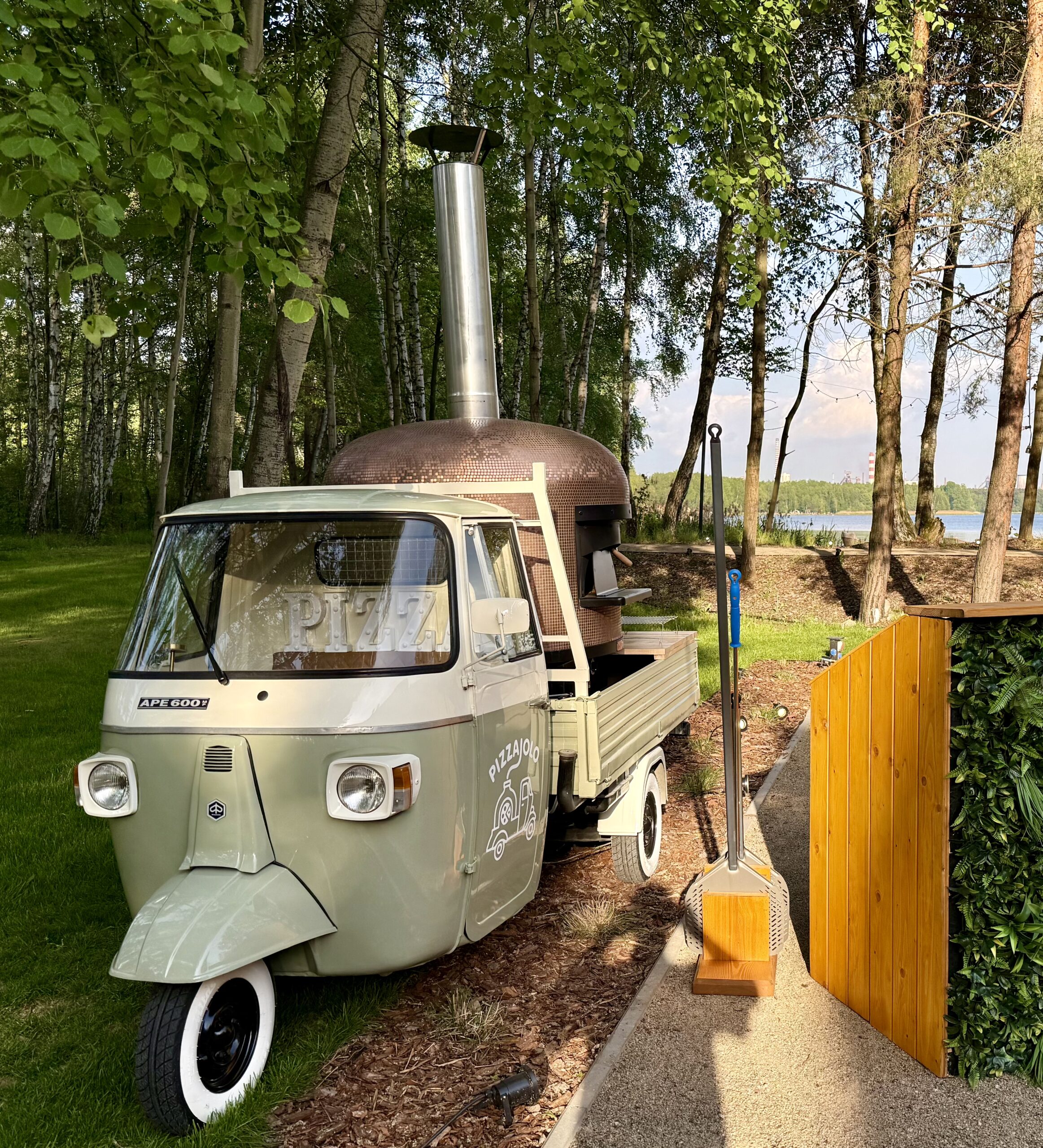 Pizzaiolo mobilna pizzeria - odrestaurowane Piaggio Ape MP600 z 1978 roku z piecem Calabria do pizzy neapolitańskiej na eventy