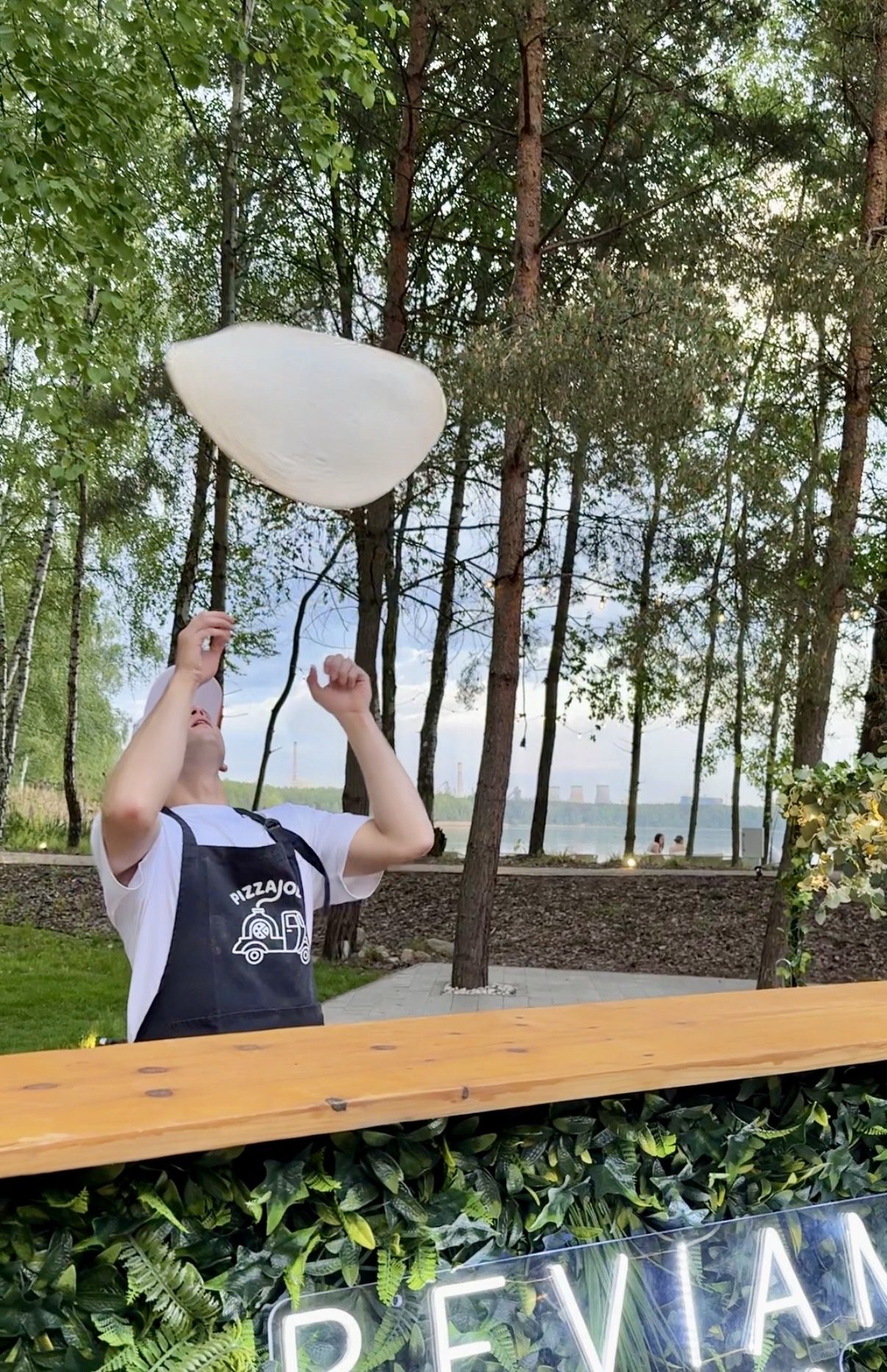 Pizza neapolitańska wypiekana na oczach gości przez Pizzaiolo