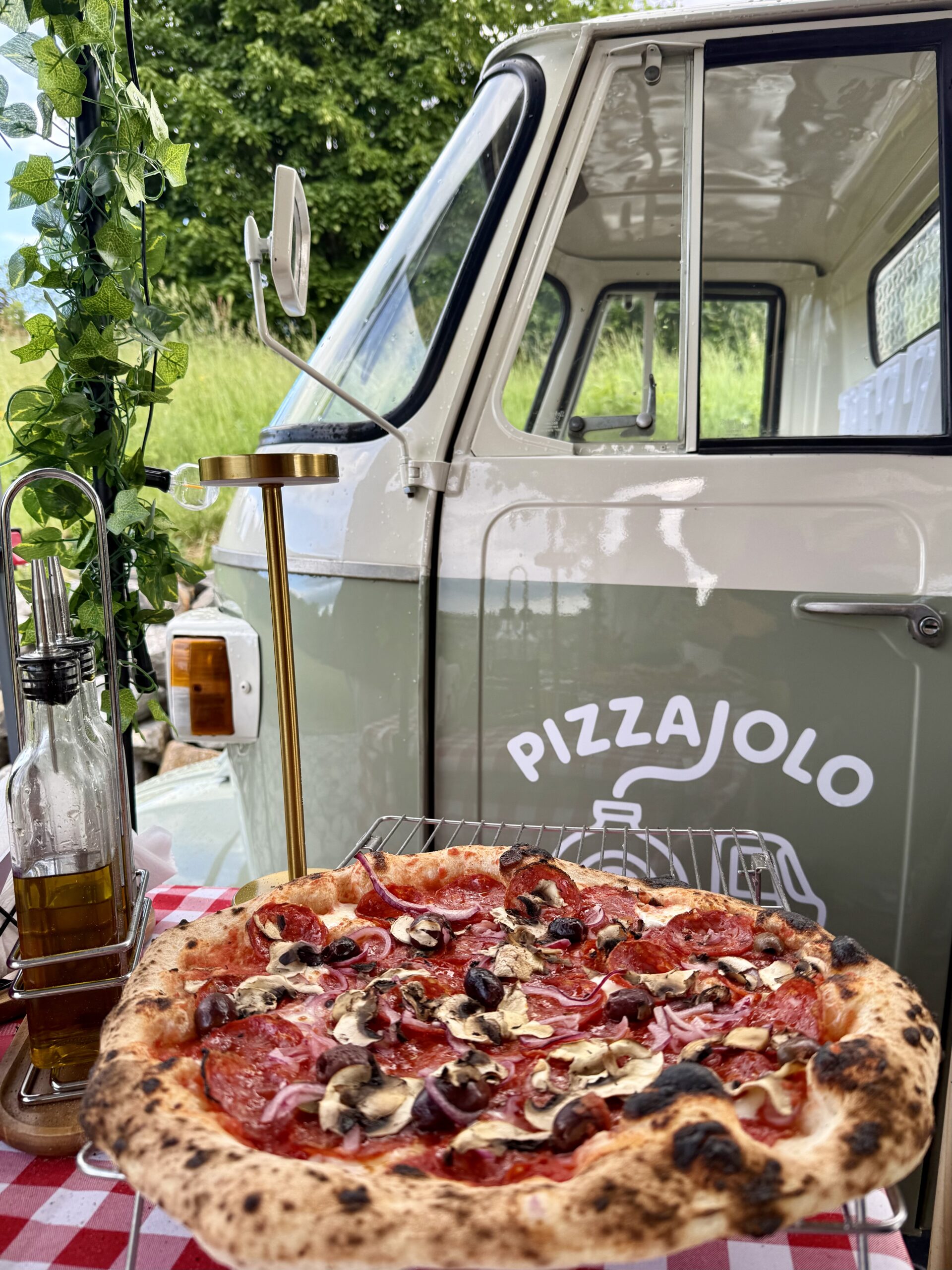 Pizza neapolitańska Pizzaiolo wypiekana na żywo podczas eventu, wesela lub przyjęcia plenerowego