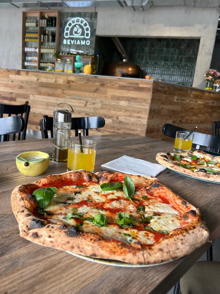 Pizza neapolitańska Beviamo Napoletana w Węgierskiej Górce współpracująca z Pizzaiolo Mobilna Pizzeria